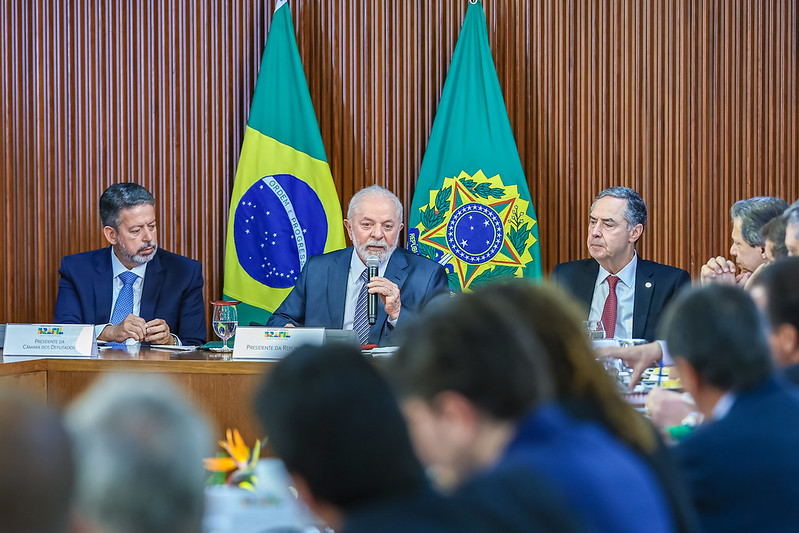 O presidente da República, Luiz Inácio Lula da Silva (PT), o presidente da Câmara dos Deputados, Arthur Lira (PP-AL), e o presidente do Supremo Tribunal Federal (STF), Luís Roberto Barroso, durante Instalação da Comissão Nacional do G20 no Palácio do Planalto (Foto: Ricardo Stuckert / PR)