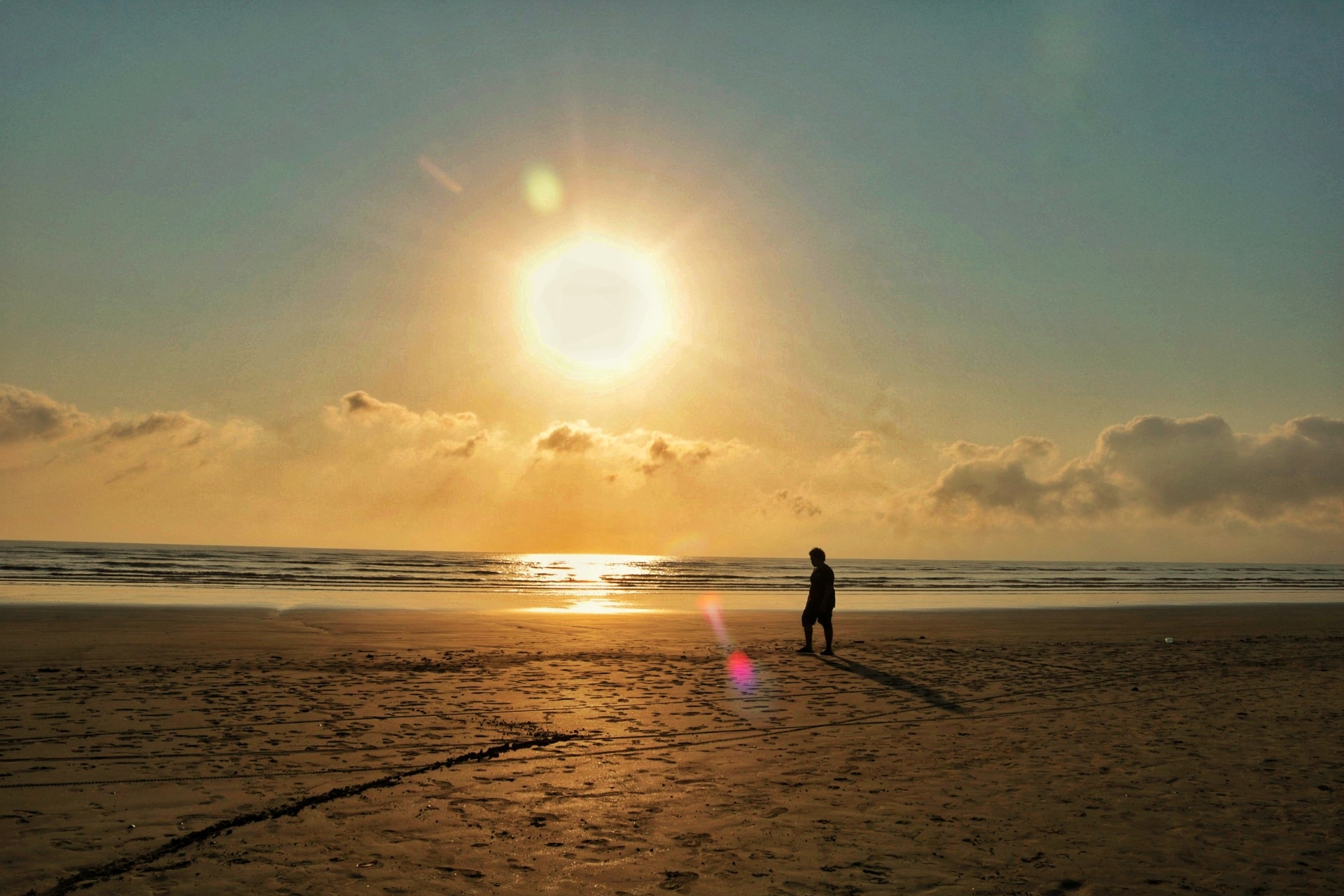 Vista do amanhecer na praia de Porto Novo, na região sul de Caraguatatuba, no   litoral de São Paulo (BIANCA CANADA DA SILVA/ATO PRESS/ESTADÃO CONTEÚDO)