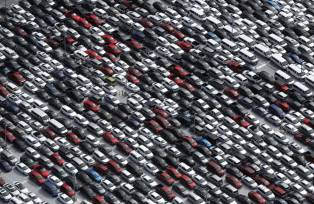 Vista aérea de um excedente de carros alugados no Rental Car Center do Aeroporto Internacional de San Diego em 20 de março de 2020 em San Diego, Califórnia.