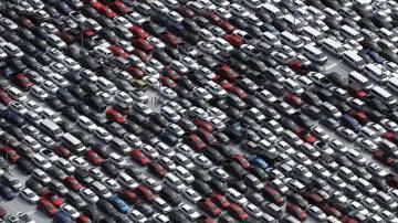 Vista aérea de um excedente de carros alugados no Rental Car Center do Aeroporto Internacional de San Diego em 20 de março de 2020 em San Diego, Califórnia.