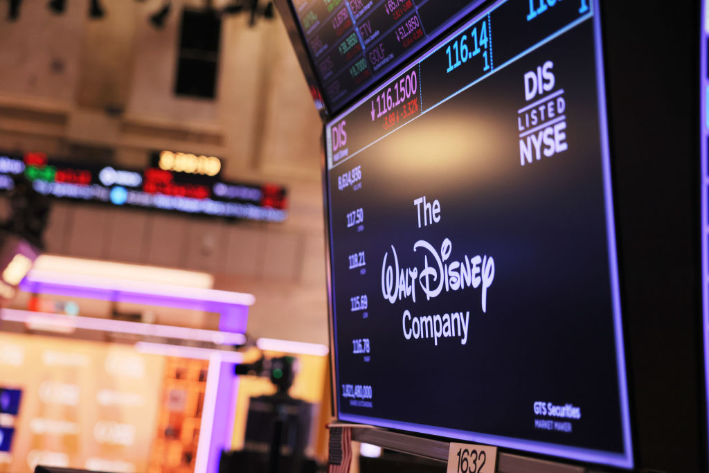 O logo da Walt Disney Company é exibido enquanto os traders trabalham no pregão da Bolsa de Valores de Nova York (Michael M. Santiago/Getty Images)