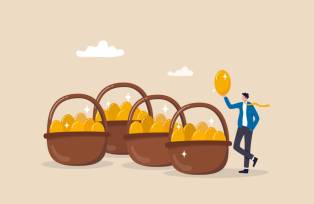 Ilustração de Diversificação, estratégia de carteira de investimentos para reduzir o risco e maximizar o retorno, ganho e lucro, conceito de alocação de ativos, empresário detentor de ovos de ouro diversificam colocando muitas cestas.