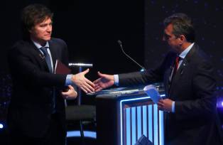 O candidato presidencial do Union Por La Patria Sergio Massa fala ao lado do candidato presidencial do La Libertad Avanza Javier Milei durante o debate presidencial antes do segundo turno em 12 de novembro de 2023 em Buenos Aires, Argentina. Os argentinos irão às urnas para o segundo turno entre Javier Milei e Sergio Massa em 19 de novembro.