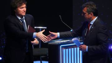 O candidato presidencial do Union Por La Patria Sergio Massa fala ao lado do candidato presidencial do La Libertad Avanza Javier Milei durante o debate presidencial antes do segundo turno em 12 de novembro de 2023 em Buenos Aires, Argentina. Os argentinos irão às urnas para o segundo turno entre Javier Milei e Sergio Massa em 19 de novembro.