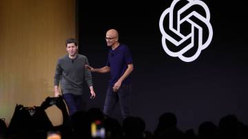 O CEO da Microsoft, Satya Nadella (à direita), cumprimenta o CEO da OpenAI, Sam Altman, durante o evento OpenAI DevDay em 6 de novembro de 2023 em São Francisco, Califórnia (Justin Sullivan/Getty Images)