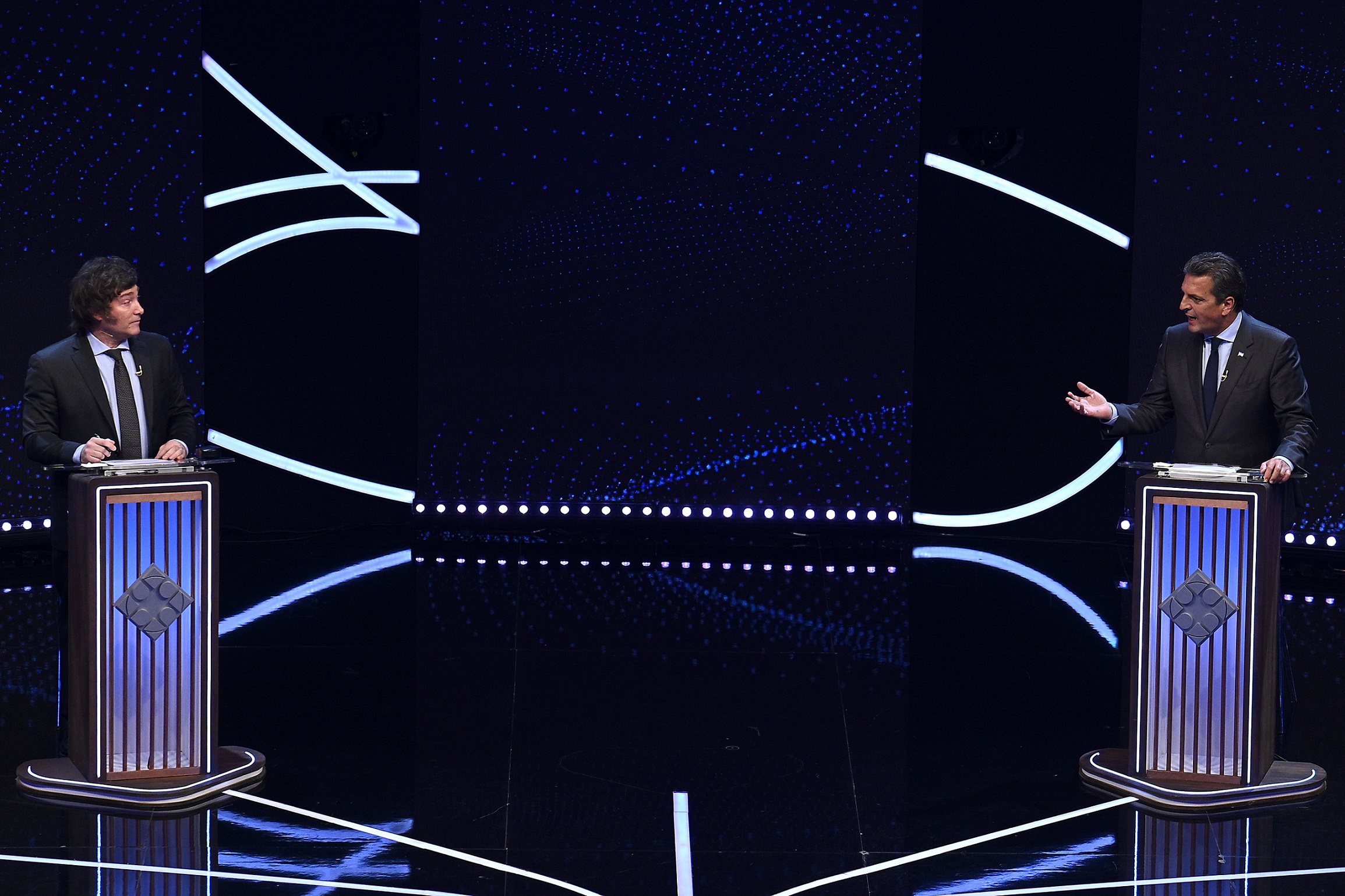 O candidato presidencial do Union Por La Patria Sergio Massa fala ao lado do candidato presidencial do La Libertad Avanza Javier Milei durante o debate presidencial antes do segundo turno em 12 de novembro de 2023 em Buenos Aires, Argentina. Os argentinos irão às urnas para o segundo turno entre Javier Milei e Sergio Massa em 19 de novembro.