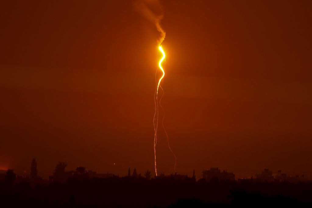 Sinalizadores da Força de Defesa de Israel iluminam o céu sobre Beit Hanoun, no norte da Faixa de Gaza, em 15 de novembro de 2023 (Christopher Furlong/Getty Images)