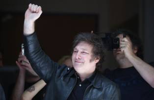 Javier Milei gesticula para apoiadores após votar durante o segundo turno presidencial em Buenos Aires, Argentina (Marcos Brindicci/Getty Images)
