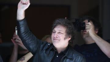 Javier Milei gesticula para apoiadores após votar durante o segundo turno presidencial em Buenos Aires, Argentina (Marcos Brindicci/Getty Images)