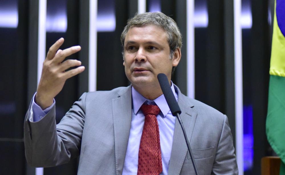 O deputado federal Lindbergh Farias (PT-RJ) discursa da tribuna do plenário da Câmara (Zeca Ribeiro / Câmara dos Deputados)