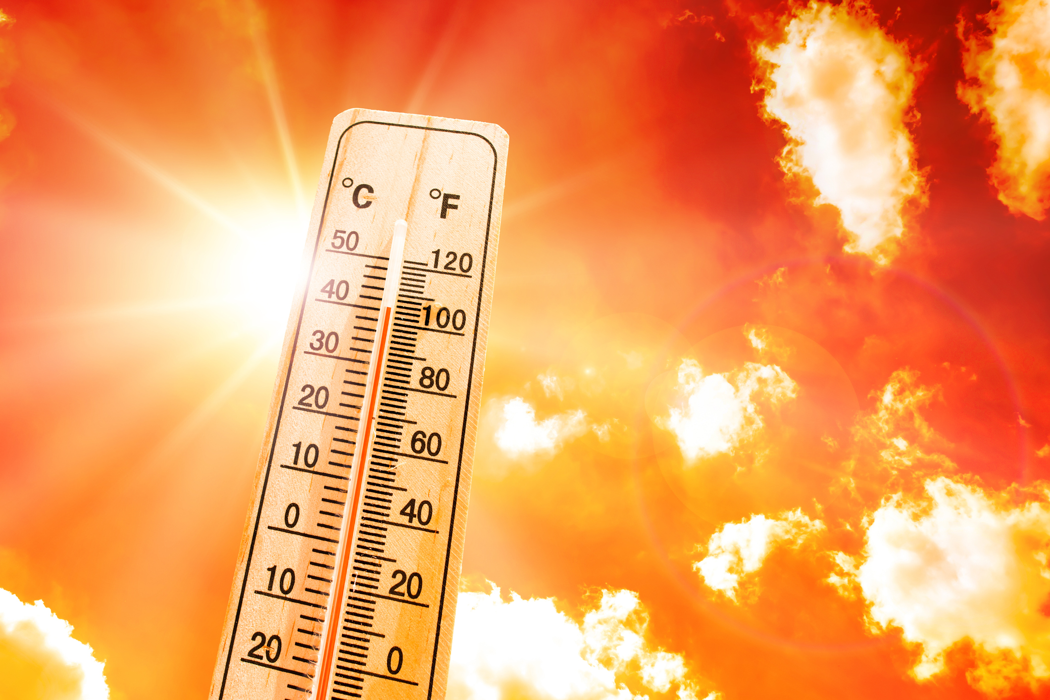 Montagem fotográfica mostra termômetro marcando acima de 40º Celsius em alusão às ondas de calor extremo e mudanças climáticas (Foto: GettyImages)