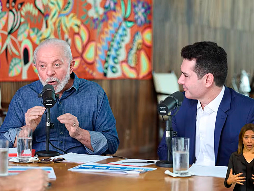 Presidente Lula, acompanhado do Ministro das Cidades, Jader Filho, é entrevistado pelo jornalista Marcos Uchoa para o programa Conversa com o Presidente, no Palácio do Alvorada. Imagem: Canal Gov