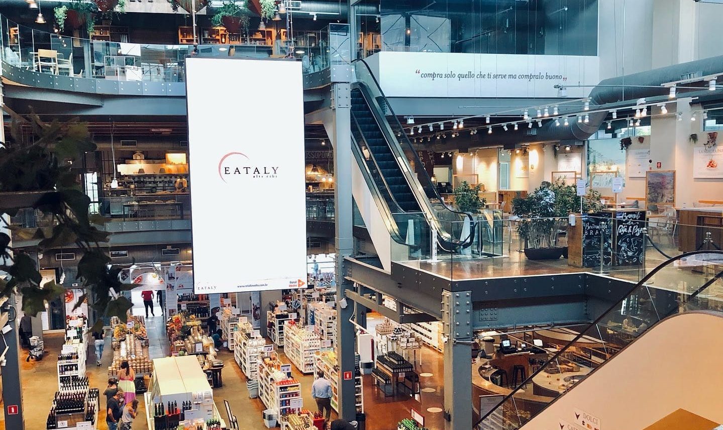 Unidade do Eataly em São Paulo, na avenida Juscelino Kubithscheck. Espaço tem 4,5 mil m², mais de 8 mil produtos, 6 restaurantes, cafeterias, confeitaria e sorveteria, além da maior adega de vinhos italianos da América Latina (Foto: Divulgação)