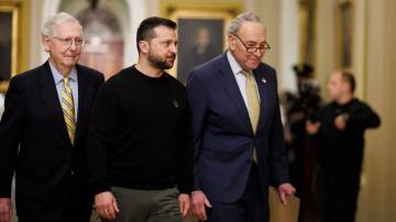 Chuck Schumer, à direita, Volodymyr Zelenskiy e Mitch McConnell, à esquerda, no Capitólio dos EUA em Washington, DC, em 12 de dezembro (Bloomberg)