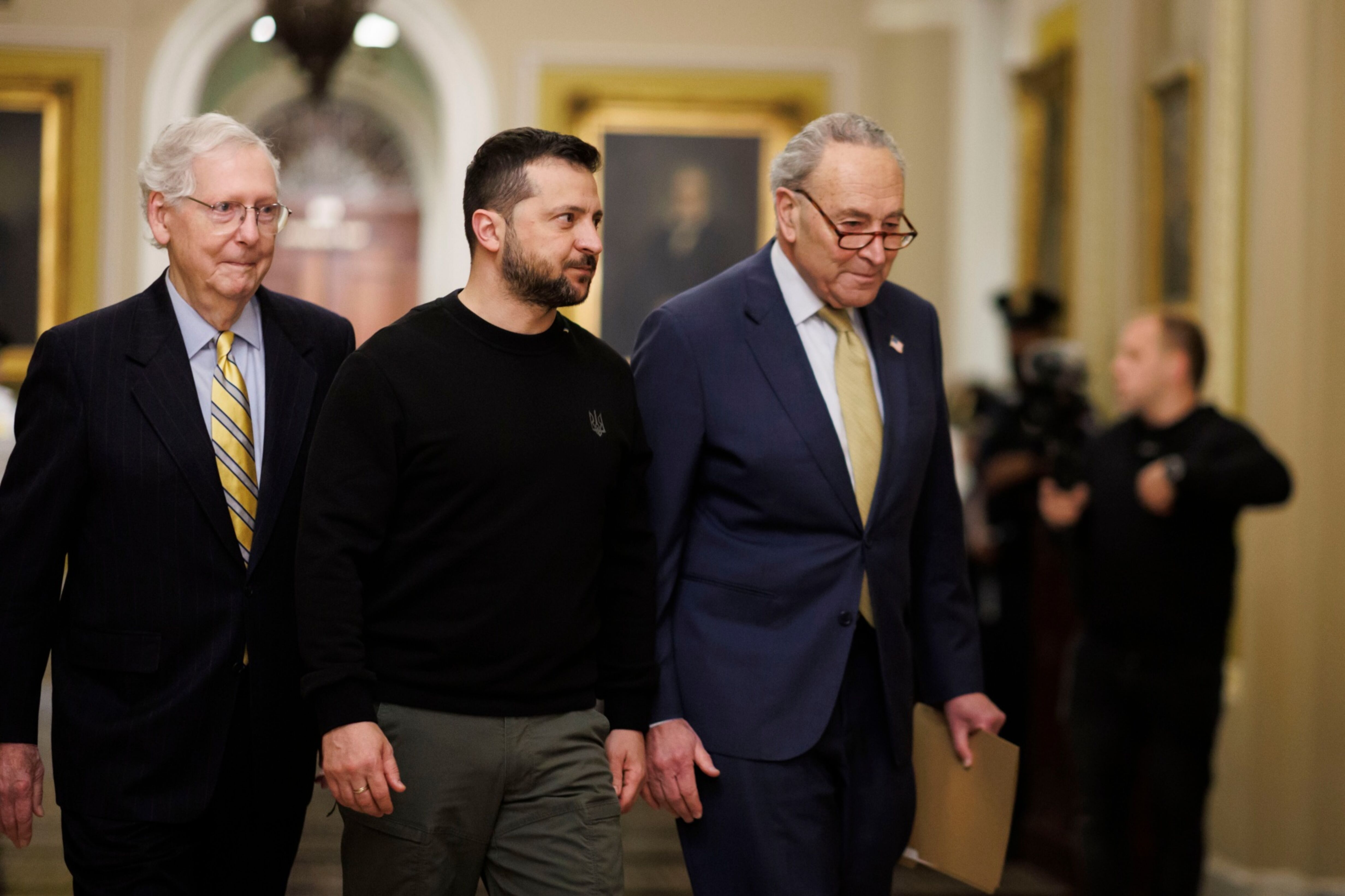 Chuck Schumer, à direita, Volodymyr Zelenskiy e Mitch McConnell, à esquerda, no Capitólio dos EUA em Washington, DC, em 12 de dezembro (Bloomberg)