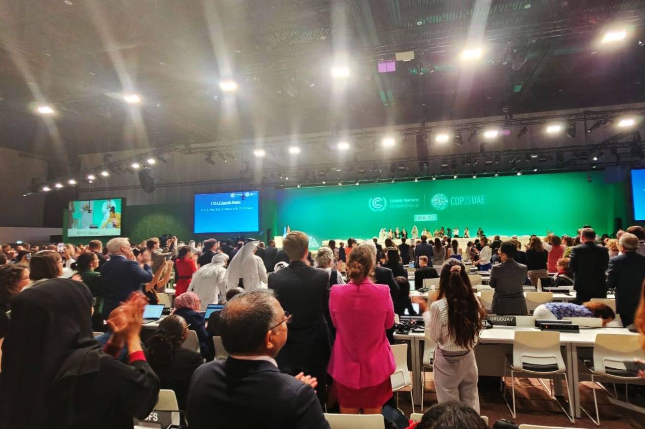Delegados na COP28 aplaudem acordo para o compromisso de transição dos combustíveis fósseis (Nayla Razzouk/Bloomberg)