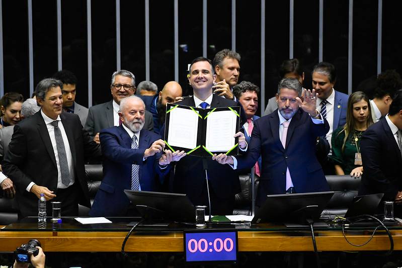 O Congresso Nacional durante sessão solene de promulgação da proposta de reforma tributária dos impostos sobre o consumo (Foto: Marcos Oliveira/Agência Senado)