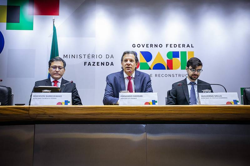 O ministro da Fazenda, Fernando Haddad (PT), concede entrevista coletiva ao lado do secretário da Receita Federal, Robinson Barreirinhas, e o secretário de Política Econômica, Guilherme Mello (Foto: Washington Costa/MF)