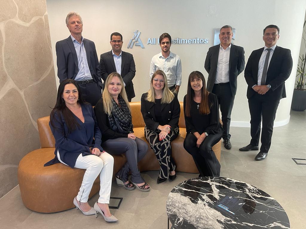 Da esquerda para a direita: Luíz Felippe Vieira, André Machado, Fabrício Naves, Glauber Guimarães, Frederico Ferreira, Adriana Vilela, Mercia Franco, Izabela Lemos e Naira Salles.