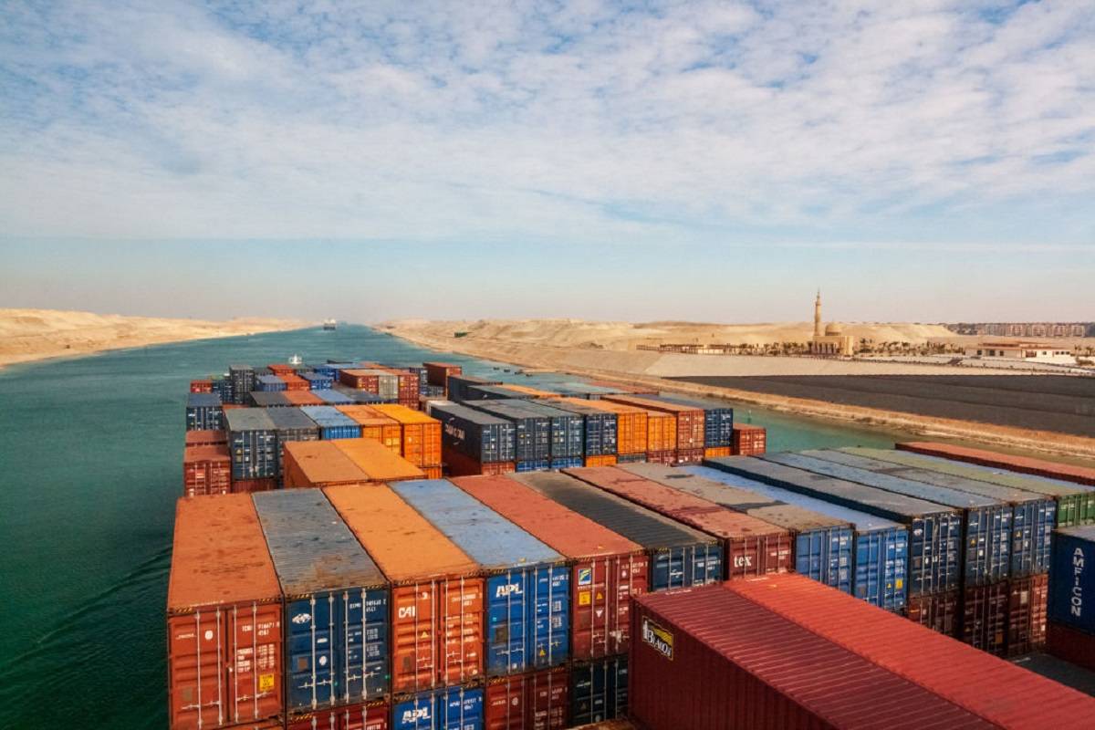 Contêineres empilhados em cima de um navio de carga navegando no Canal de Suez, Mar Vermelho, Egito (Camille Delbos/Art In All of Us/Corbis via Getty Images)