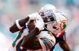 Tyreek Hill, do Miami Dolphins, consegue um touchdown durante jogo contra o New England Patriots (Rich Story/Getty Images)