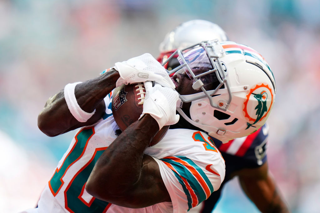 Tyreek Hill, do Miami Dolphins, consegue um touchdown durante jogo contra o New England Patriots (Rich Story/Getty Images)