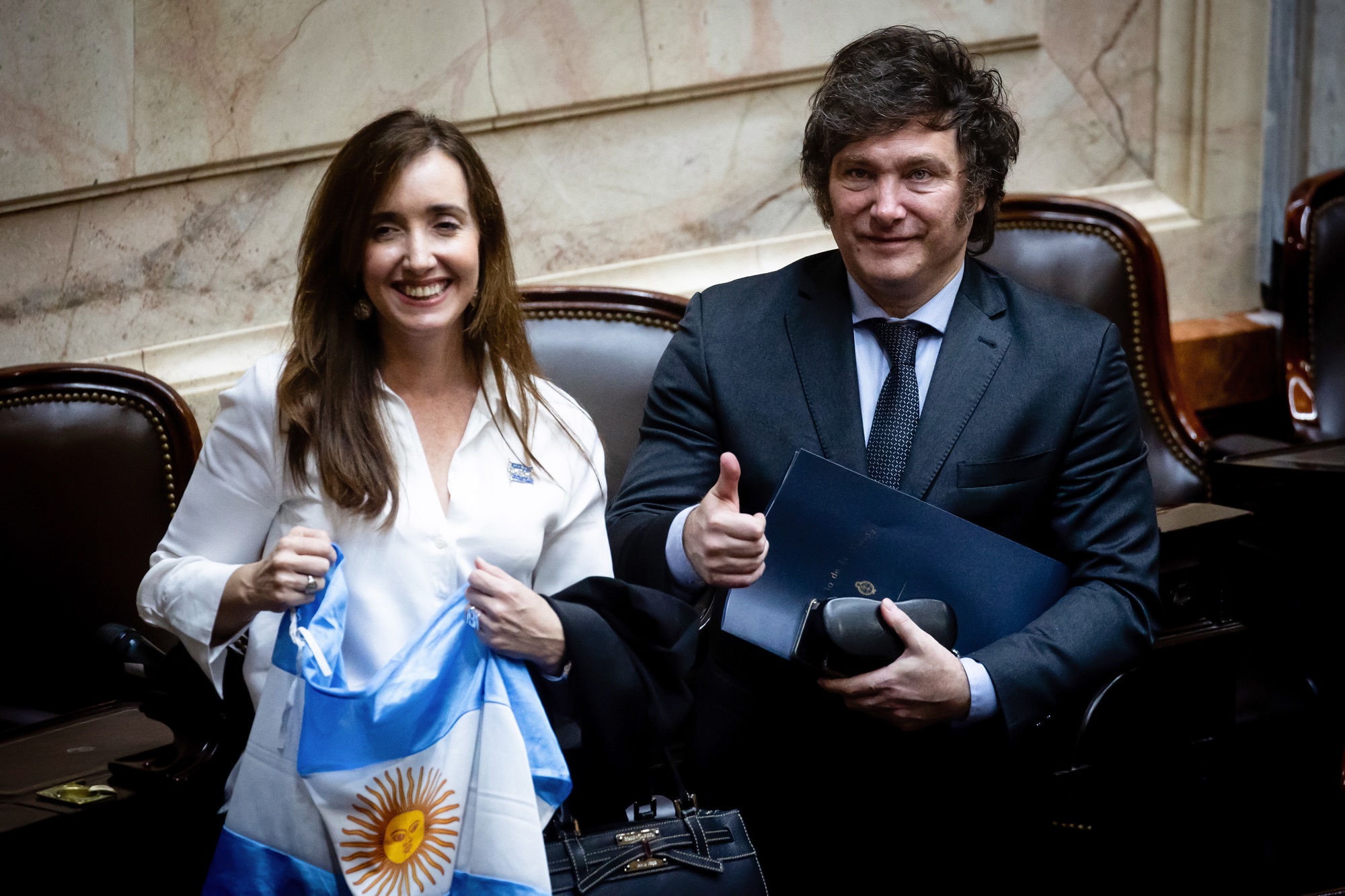 O presidente eleito Javier Milei e a vice-presidente eleita Victoria Villaruel posam no Congresso Nacional durante o anúncio oficial da contagem final dos votos em 29 de novembro de 2023 em Buenos Aires, Argentina. A inauguração da Milei será realizada no dia 10 de dezembro. (Foto: Thomas Cuesta/Getty Images)
