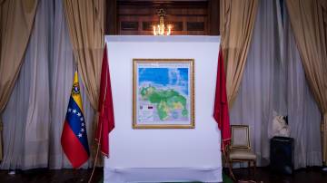 Um mapa atualizado que anexa a região de Essequibo da Guiana à Venezuela é exibido na Assembleia Nacional em 8 de dezembro de 2023 em Caracas, Venezuela. O presidente da Venezuela, Nicolás Maduro, ordenou a criação de um novo estado chamado 'Guayana Esequiba', após um polêmico referendo em que os eleitores venezuelanos aprovaram a anexação da região rica em petróleo controlada pela Guiana. As tensões aumentam na região à medida que os Estados Unidos realizam voos dentro da Guiana e o presidente do Brasil, Lula da Silva, pede uma resolução pacífica para a disputa. (Foto de Gaby Oraa/Getty Images)