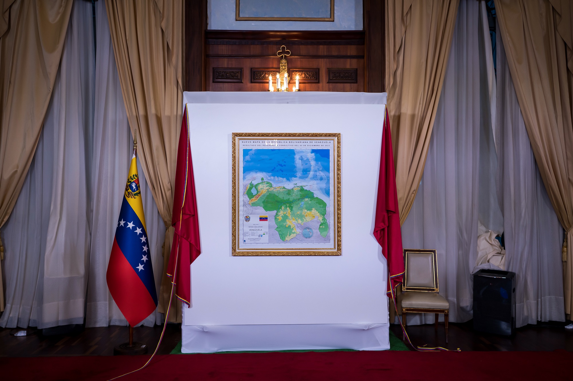 Um mapa atualizado que anexa a região de Essequibo da Guiana à Venezuela é exibido na Assembleia Nacional em 8 de dezembro de 2023 em Caracas, Venezuela. O presidente da Venezuela, Nicolás Maduro, ordenou a criação de um novo estado chamado 'Guayana Esequiba', após um polêmico referendo em que os eleitores venezuelanos aprovaram a anexação da região rica em petróleo controlada pela Guiana. As tensões aumentam na região à medida que os Estados Unidos realizam voos dentro da Guiana e o presidente do Brasil, Lula da Silva, pede uma resolução pacífica para a disputa. (Foto de Gaby Oraa/Getty Images)