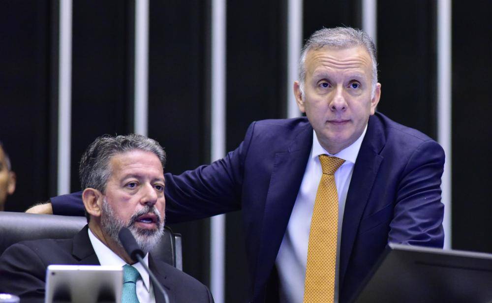 O presidente da Câmara dos Deputados, Arthur Lira (PP-AL), ao lado do deputado Aguinaldo Ribeiro (PP-PB), relator da proposta de reforma tributária dos impostos sobre o consumo, durante sessão plenária (Foto: Zeca Ribeiro/Câmara dos Deputados)