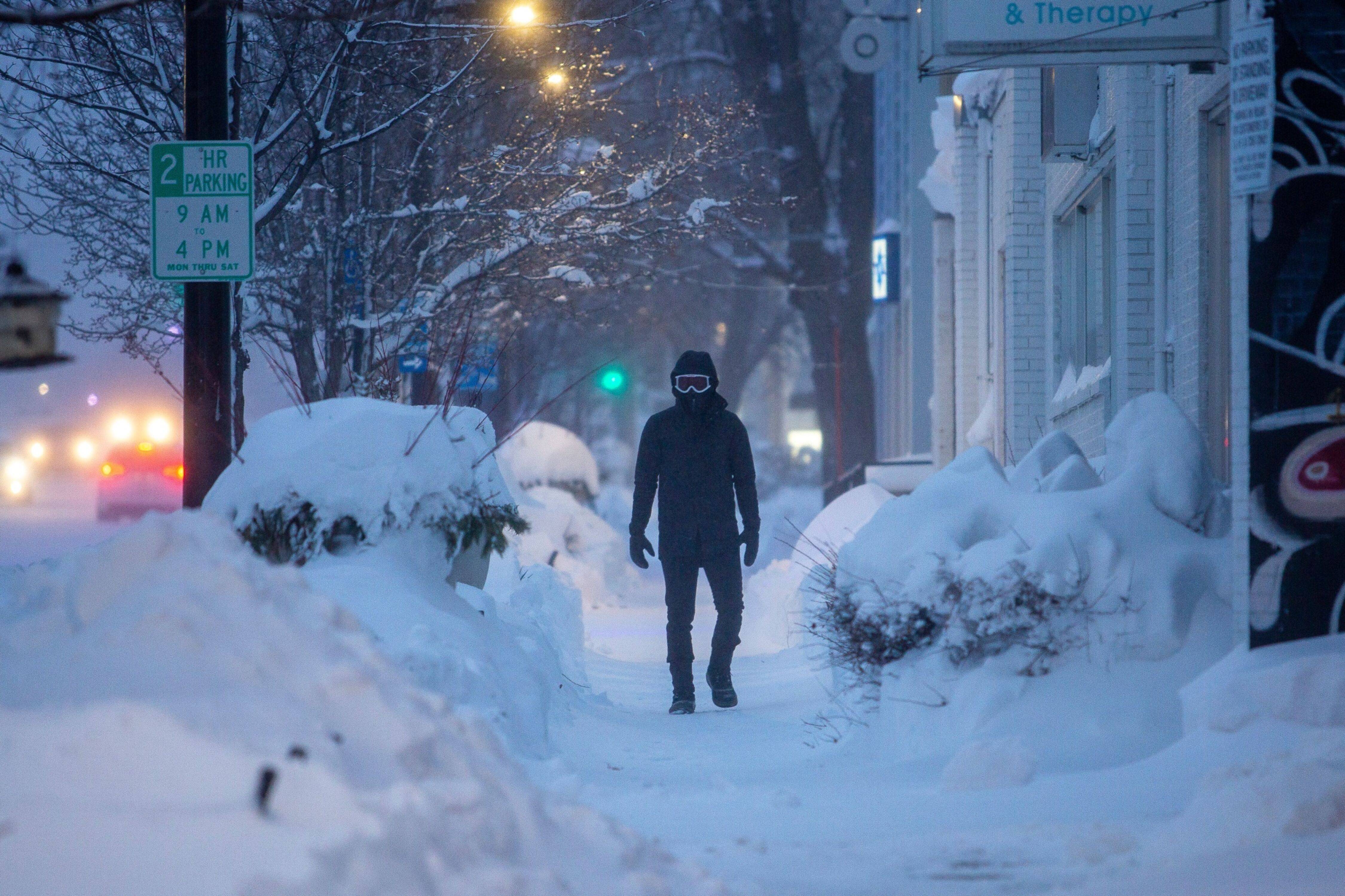 Morador de Des Moines, Iowa enfrenta nevasca no sábado (13) (Rachel Mummey/Bloomberg)