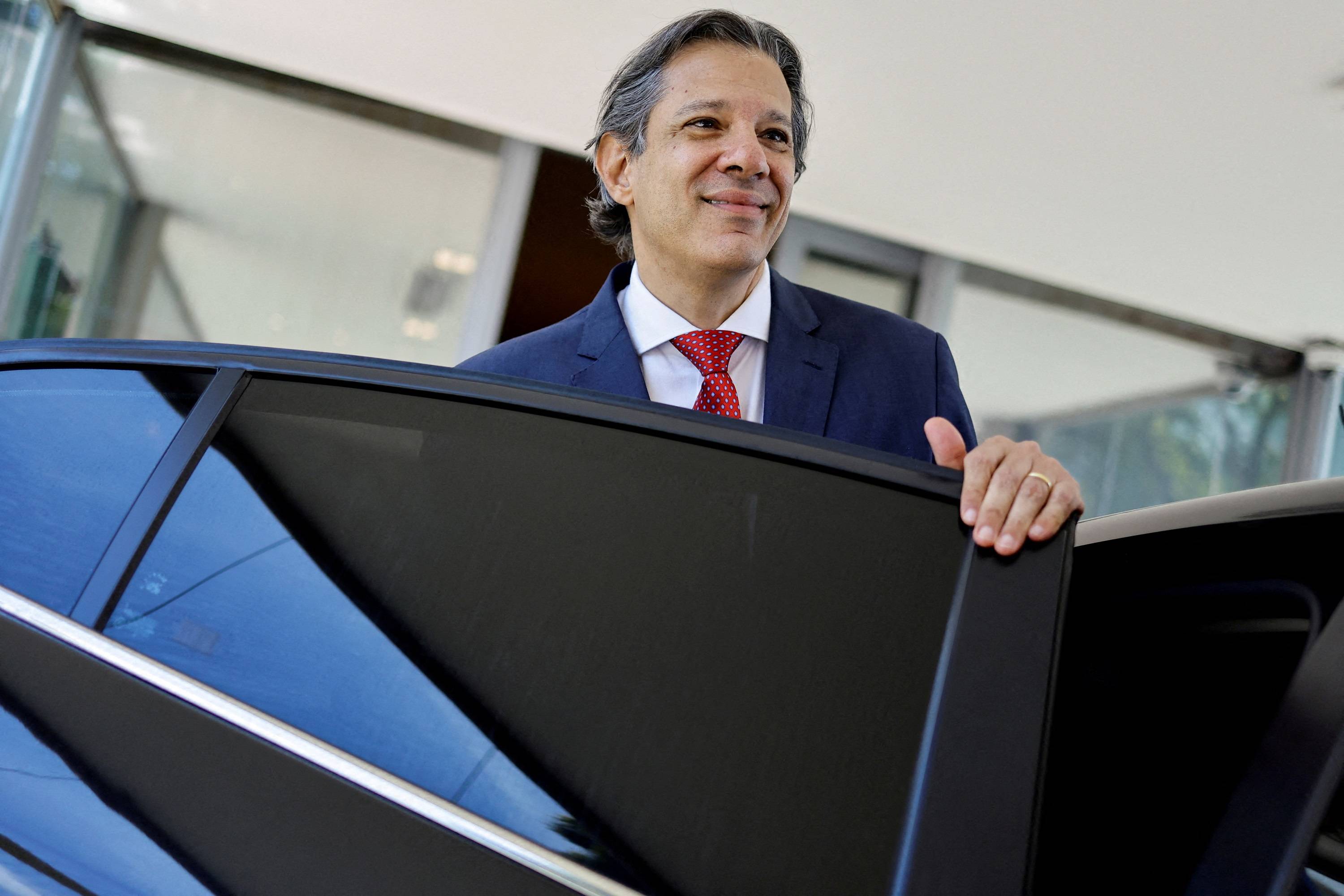 O ministro da Fazenda, Fernando Haddad (PT), entra em carro em Brasília em 28/12/2023
(Foto: Ueslei Marcelino/Reuters)