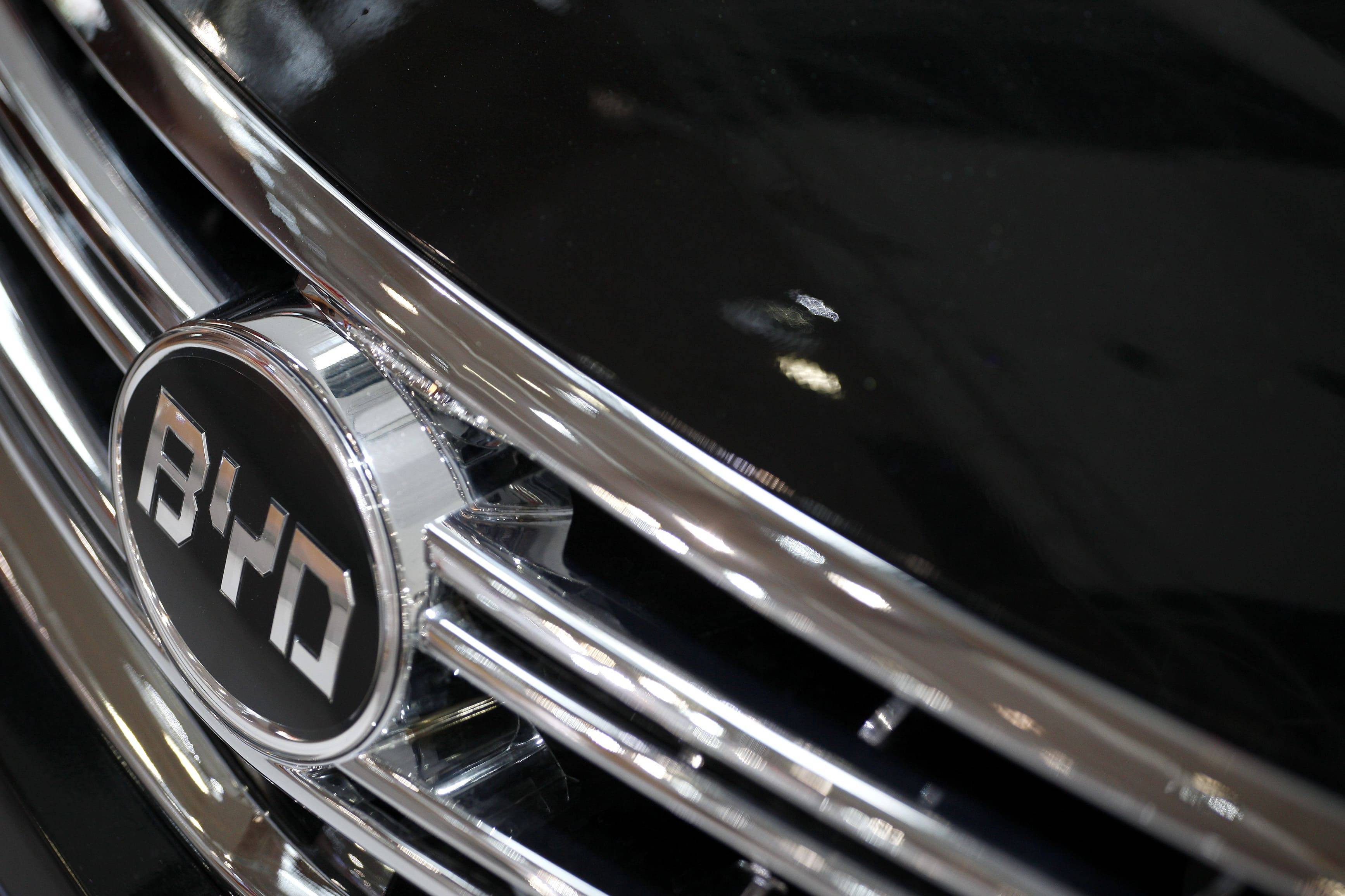 Logo da BYD em carro na Guangzhou Autoshow (Foto: Reuters)