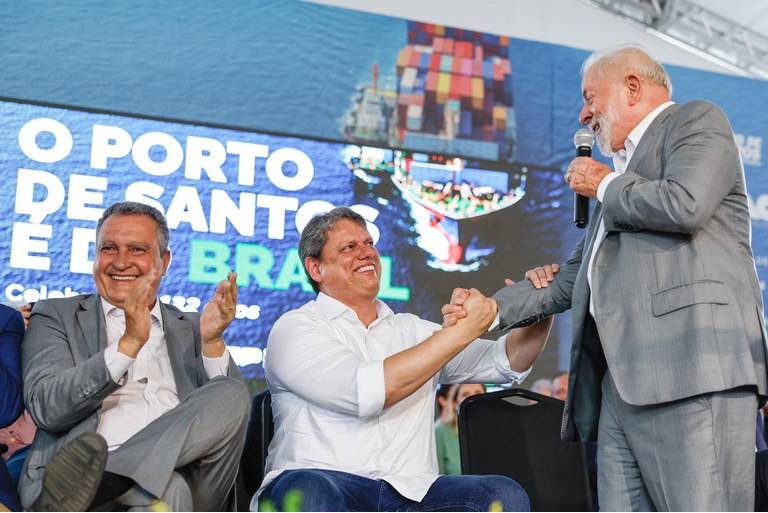 O presidente da República, Luiz Inácio Lula da Silva (PT), e o governador do estado de São Paulo, Tarcísio de Freitas (Republicanos), se cumprimentam em cerimônia em Santos (Foto: Ricardo Stuckert/PR)