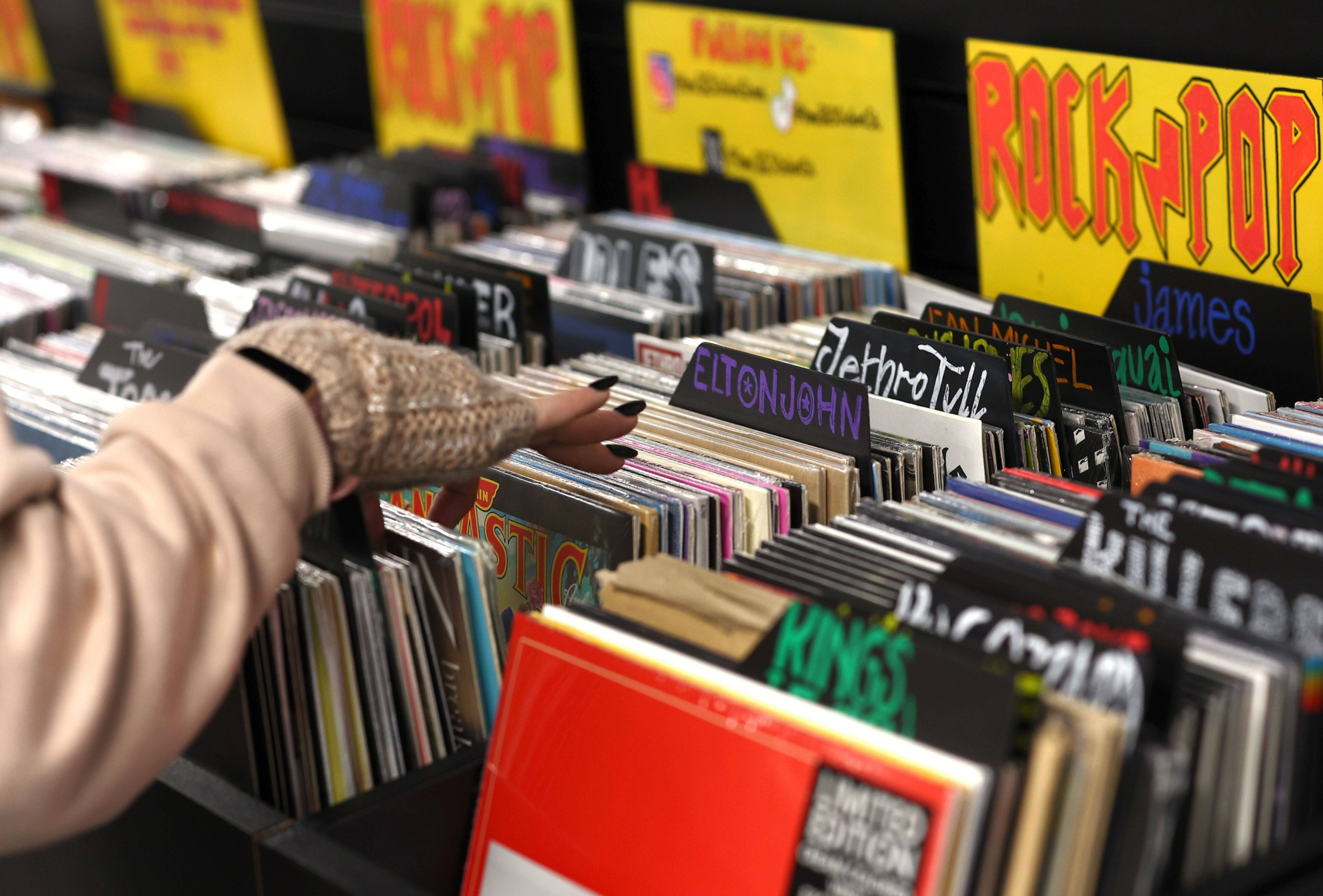 Cliente escolhe discos na loja HMV na Oxford Street, em Londres (Peter Nicholls/Getty Images)