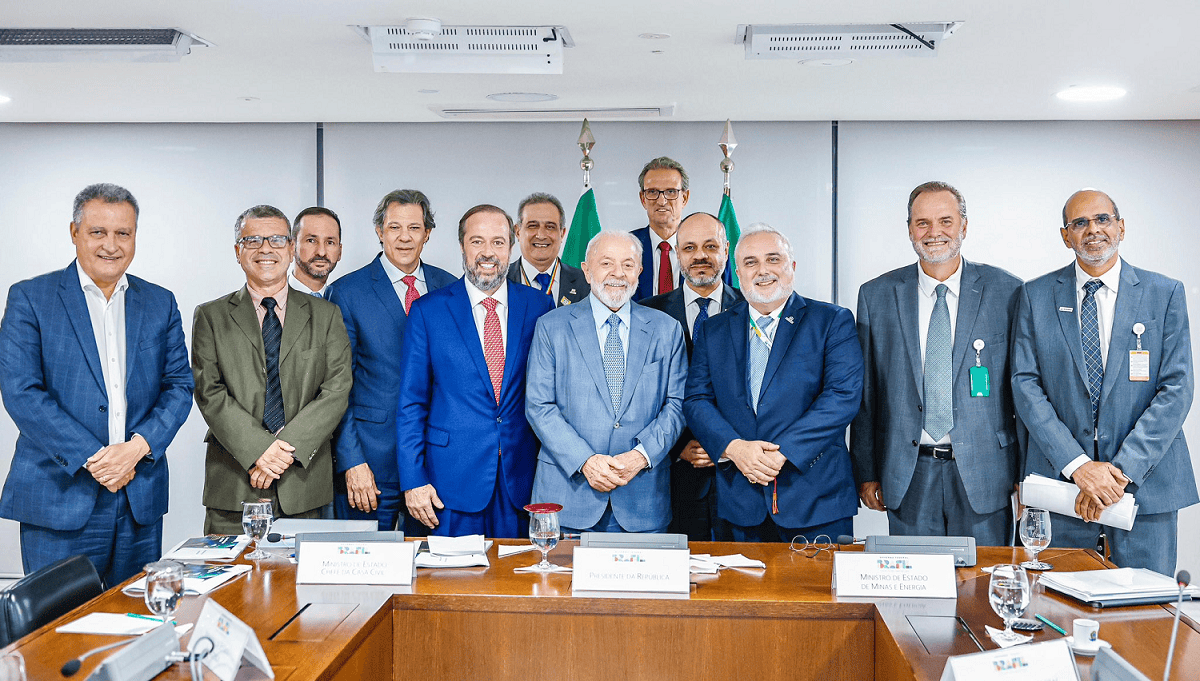 O presidente Luiz Inácio Lula da Silva (centro) se reúne com o CEO da Petrobras, Jean Paul Prates, os ministros Alexandre Silveira (Minas e Energia), Fernando Haddad (Fazenda) e Rui Costa (Casa Civil) e diretores da estatal (Foto: Divulgação)