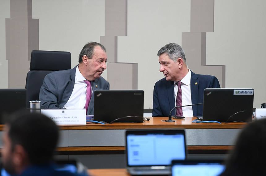Omar Aziz, presidente da CPI da Braskem, e Rogério Carvalho, relator da comissão (Foto: Edilson Rodrigues/Agência Senado)