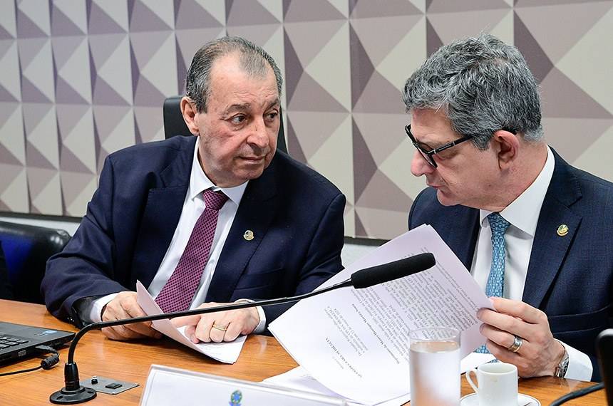 O presidente da CPI, Omar Aziz, e o relator, Rogério Carvalho, que questionou o baixo valor das multas (Foto: Pedro França/Agência Senado)