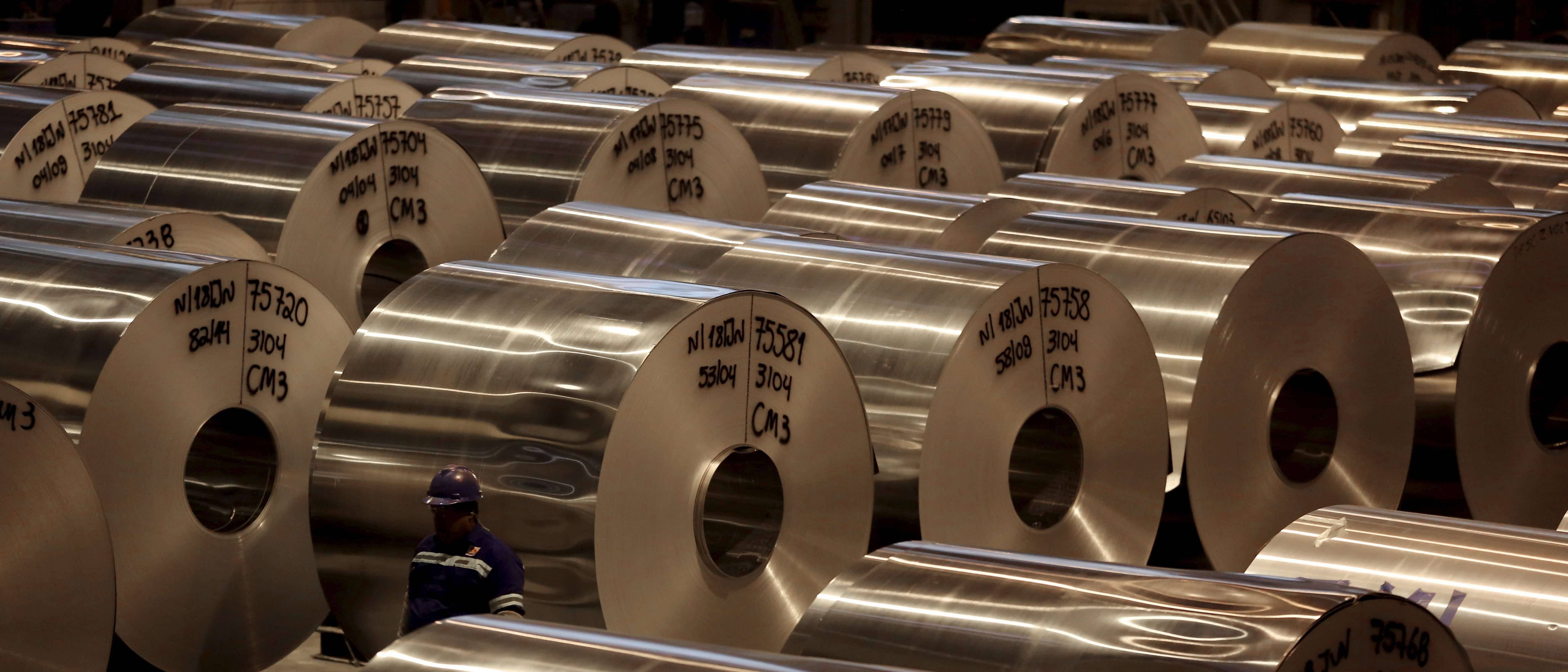 Fábrica de alumínio em Pindamonhangaba (Foto: Paulo Whitaker/Reuters)