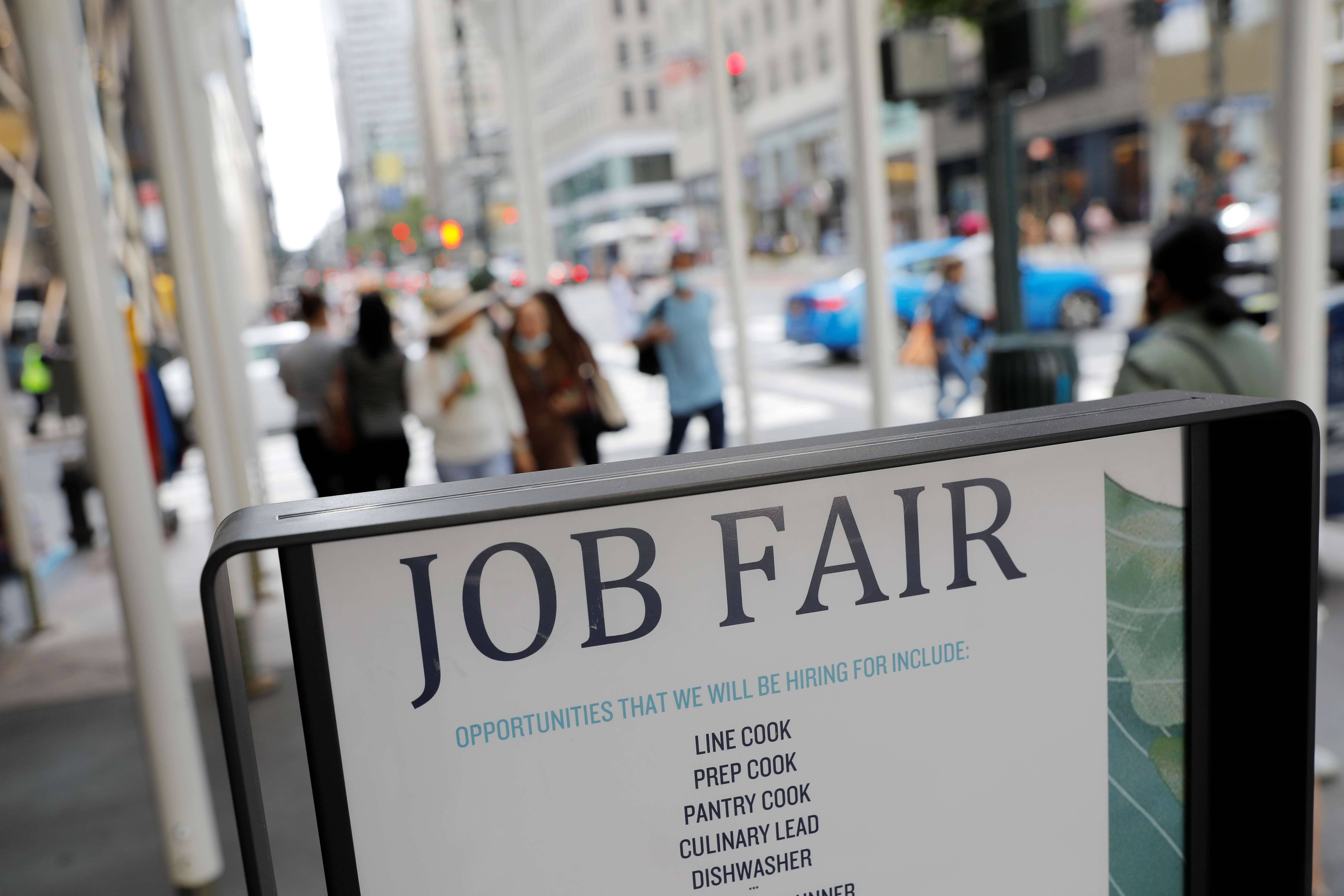 Placa em feira de emprego em Nova York (Foto: Andrew Kelly/Reuters)