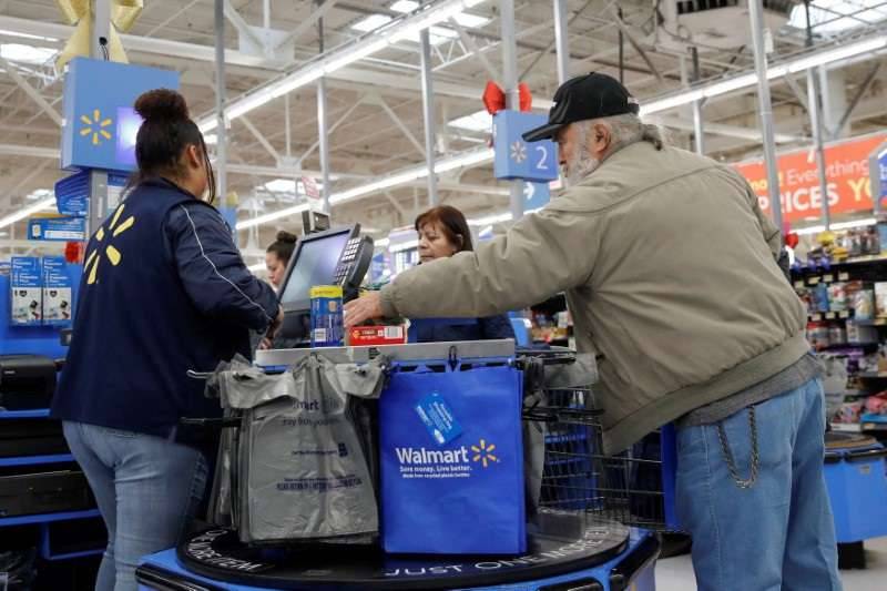 Consumidores em loja do Walmart em Chicago 27/11/2019. REUTERS/Kamil Krzaczynski/File Photo