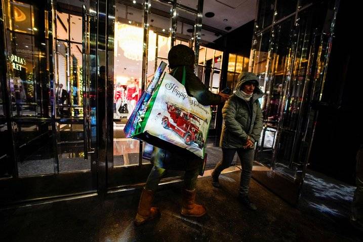 Compradores em loja de Nova York  (Reuters/Eduardo Munoz)