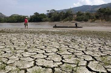 Pescador em rio da Colômbia 14/01/2016 REUTERS/John Vizcaino
