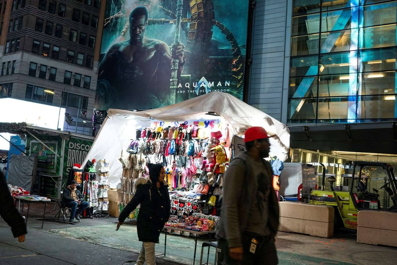 Barraca de artesanato na Times Square, em Nova York (Foto: Eduardo Munoz/Reuters)