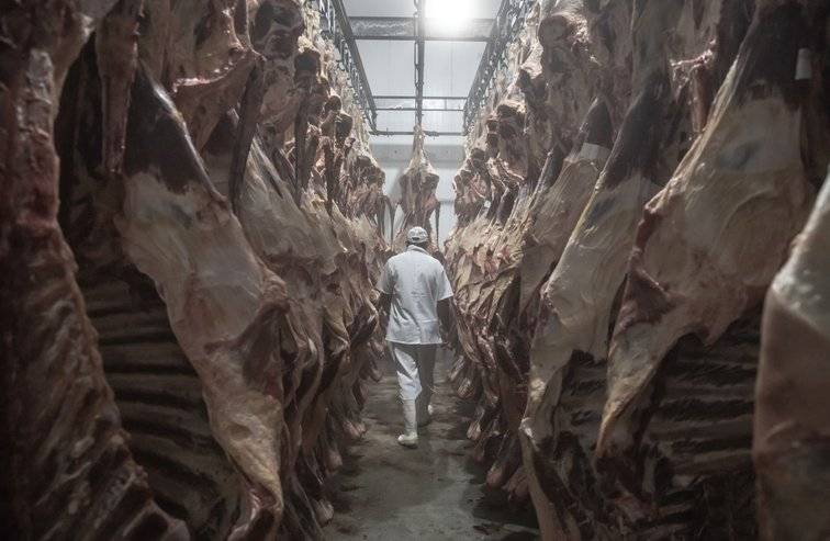 Trabalhador em matadouro de São Félix do Xingu, no Brasil (Jonne Roriz/Bloomberg)