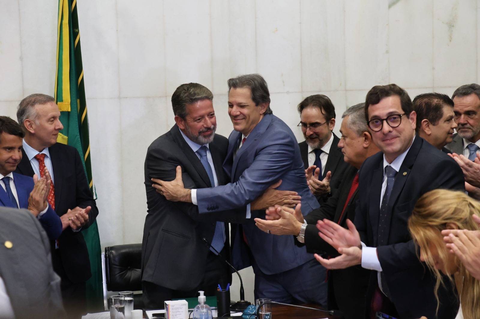 O ministro da Fazenda, Fernando Haddad (PT), cumprimenta o ex-presidente da Câmara dos Deputados, Arthur Lira (PP-AL), durante a entrega do projeto de lei complementar da reforma tributária (Foto: Marina Ramos/Assessoria de Imprensa da Presidência da Câmara dos Deputados)
