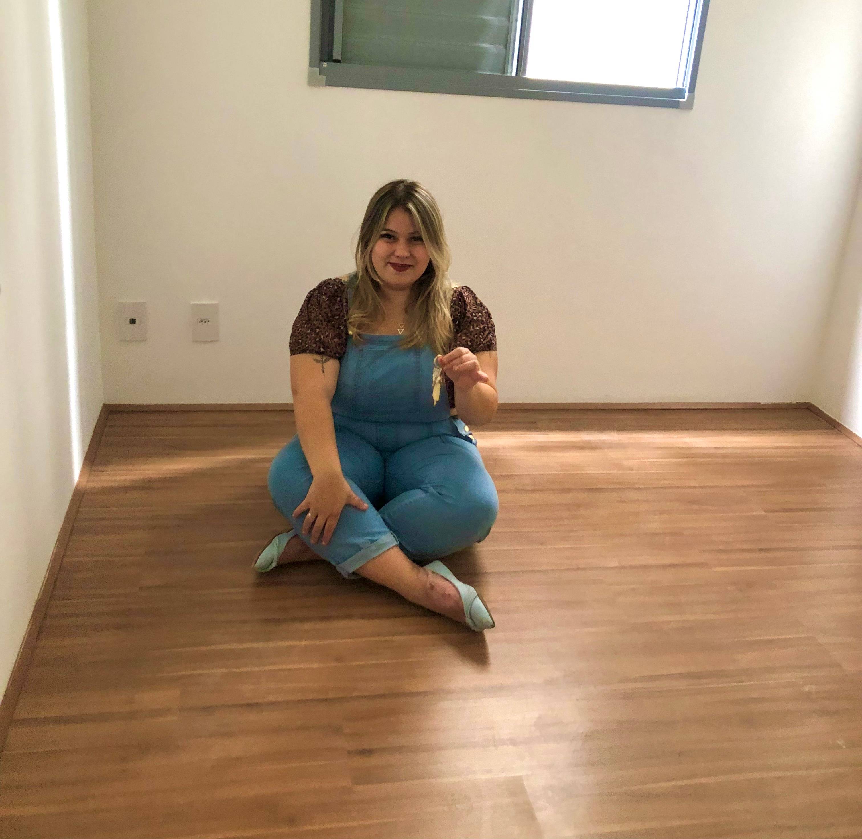 Yeska Coelho segura as chaves de seu 1º apartamento em SP (Arquivo Pessoal)