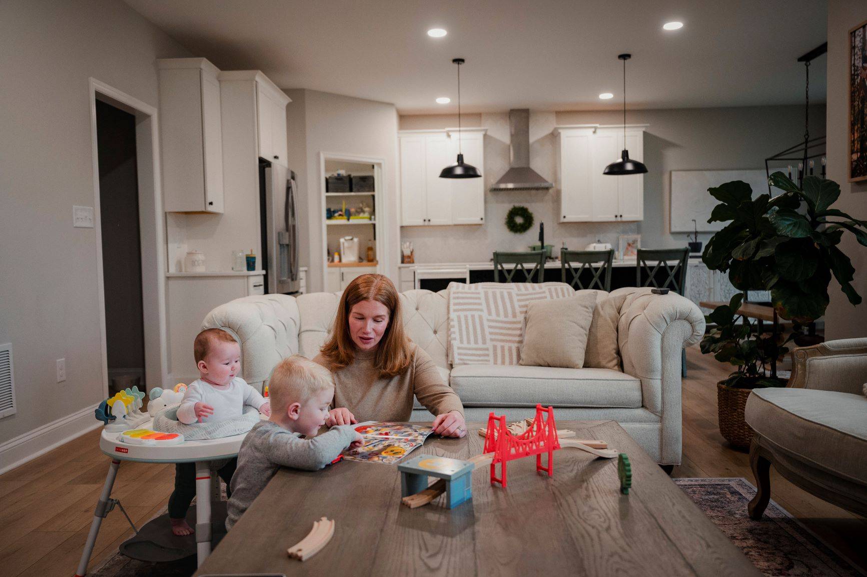 Chelsea Becker - que começou a treinar chatbots em casa depois que sua filha nasceu - em Schwenksville, na Pensilvânia (EUA), em 1º de abril de 2024 (Hannah Yoon/The New York Times)