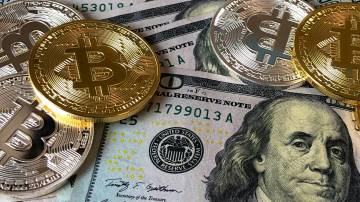 Representação de diversificação de ativos com dólares e representações físicas de Bitcoin e criptoativos (Foto: Pexels)