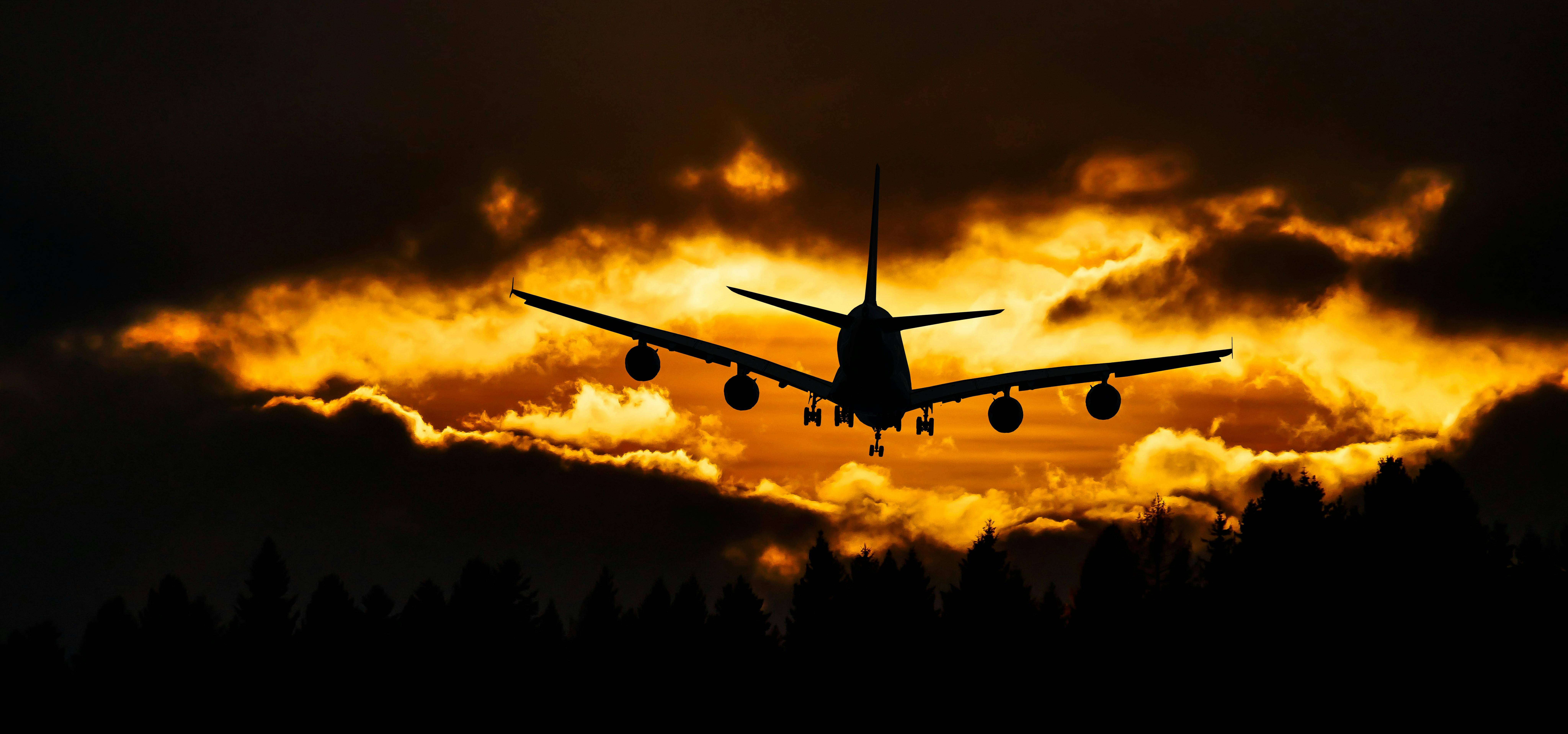 Avião envolto em nuvens se prepara para o pouso (Foto: Pixabay/Pexels)